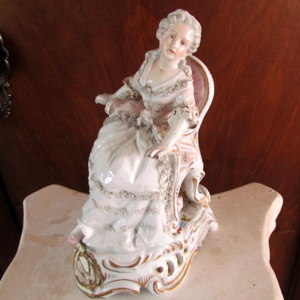 PLAUE PORCELAIN FIGURINE, SEATED LADY, GEORGIAN STYLE GOWN & CHAIR, GERMANY